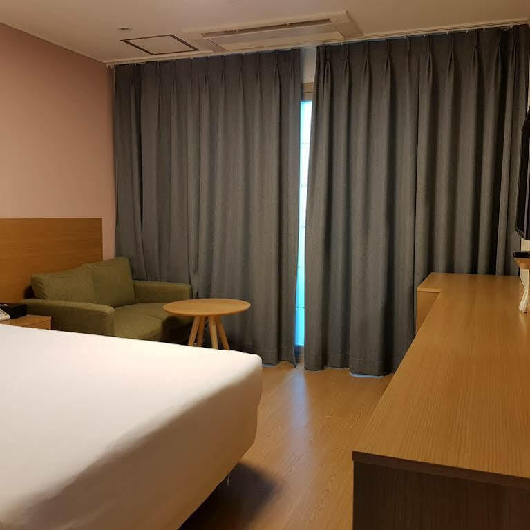 Sims Hotel Чеджудо Экстерьер фото